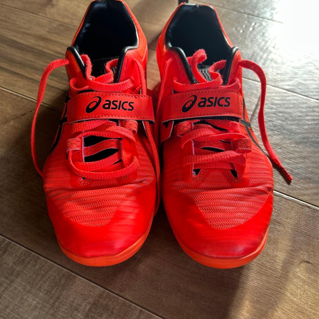 ASICS 陸上競技用レッドスニーカー