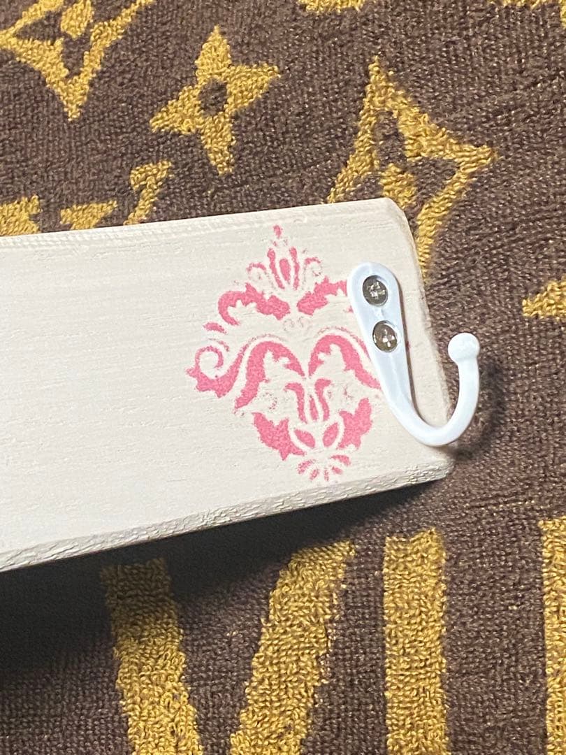 ロココ♦️アンティークエンブレム４連 ハンガーラック♦️百合紋章♦️高級 桐材♦️未使用