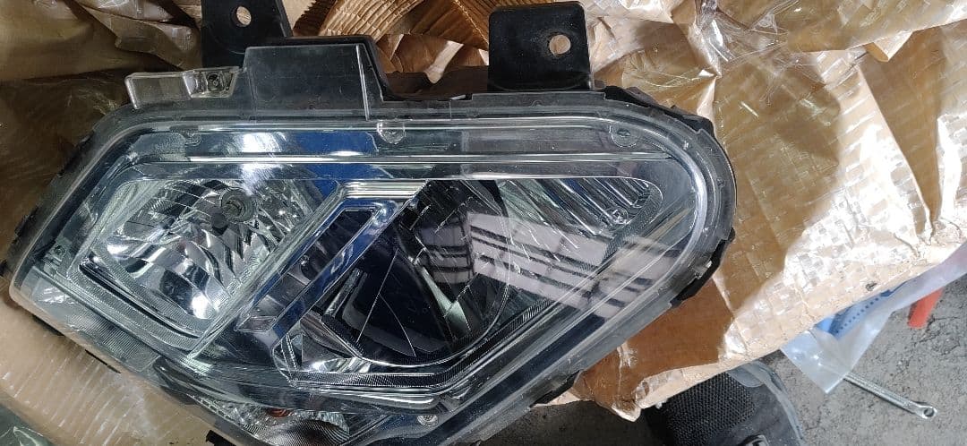 UDトラックス 右ヘッドライトAssy中古