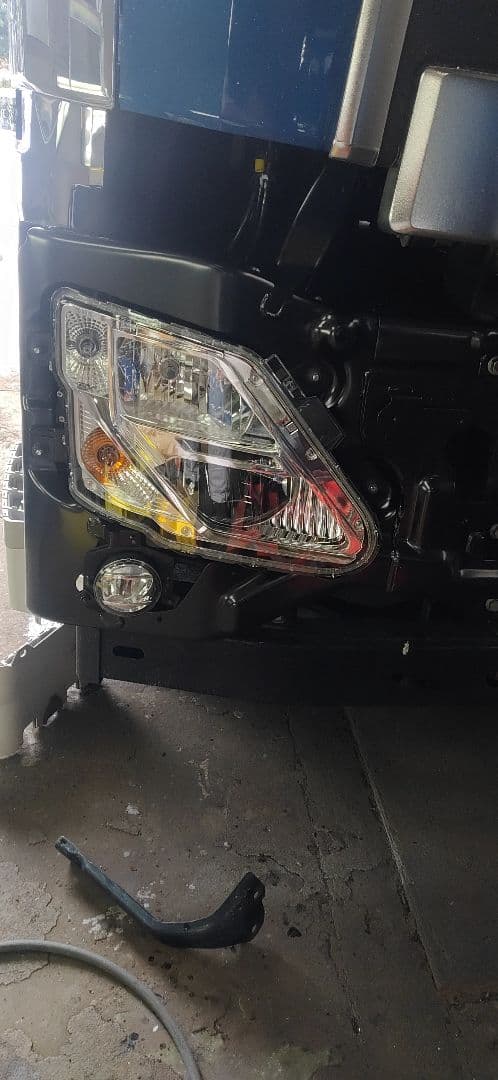 UDトラックス 右ヘッドライトAssy中古