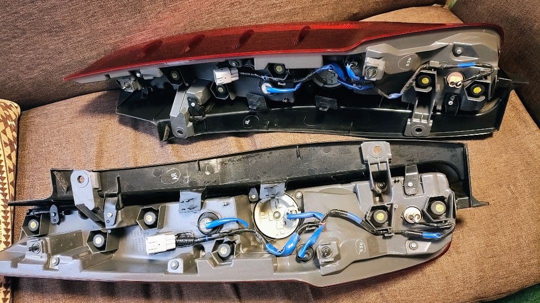 80エスクァイア純正テール ハーネス付き！ノア・ヴォクシー汎用