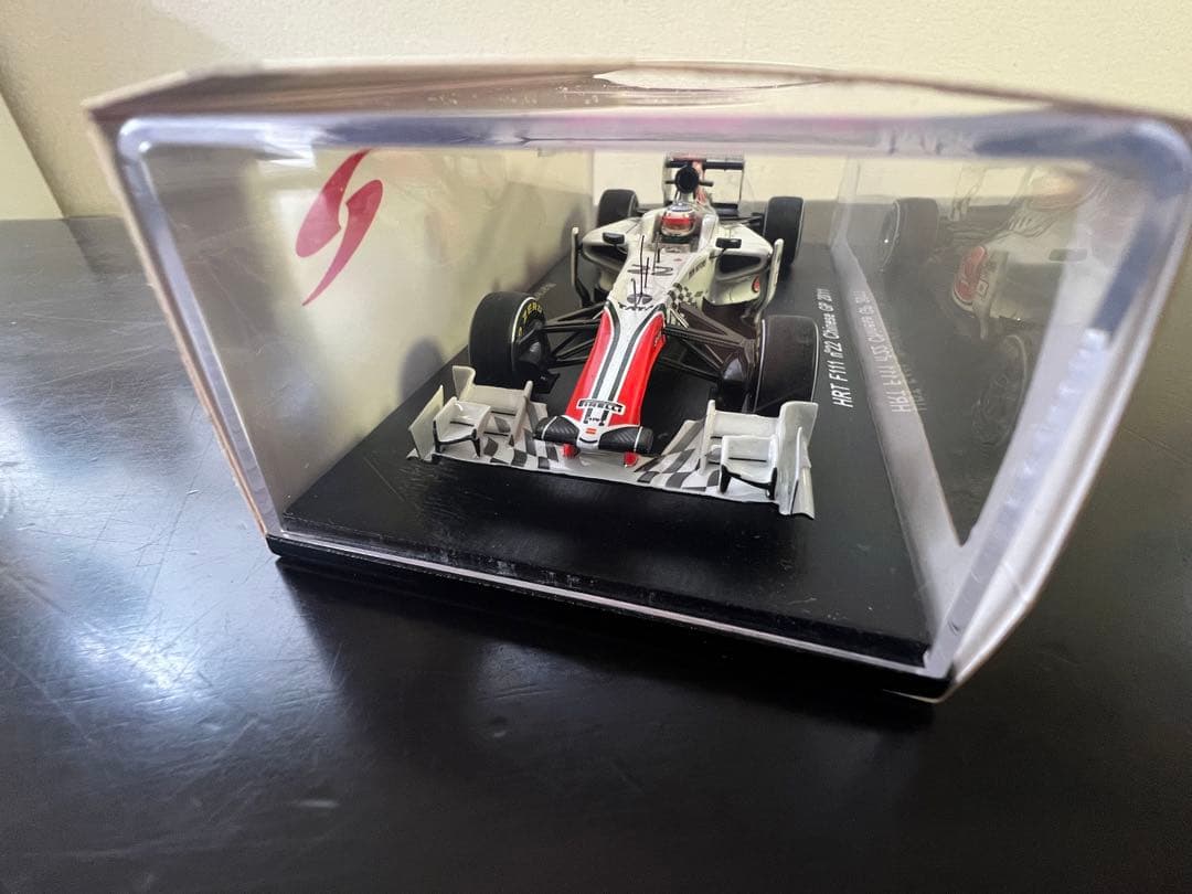 （1点物）F1 HRT F111 ナレインカーティケヤン直筆サイン入り 1:43