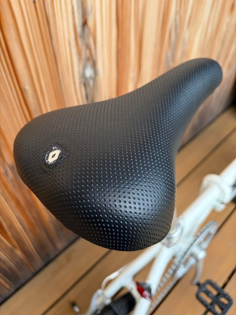 RENAULT ルノー　ライト８　新品未使用　ホワイト