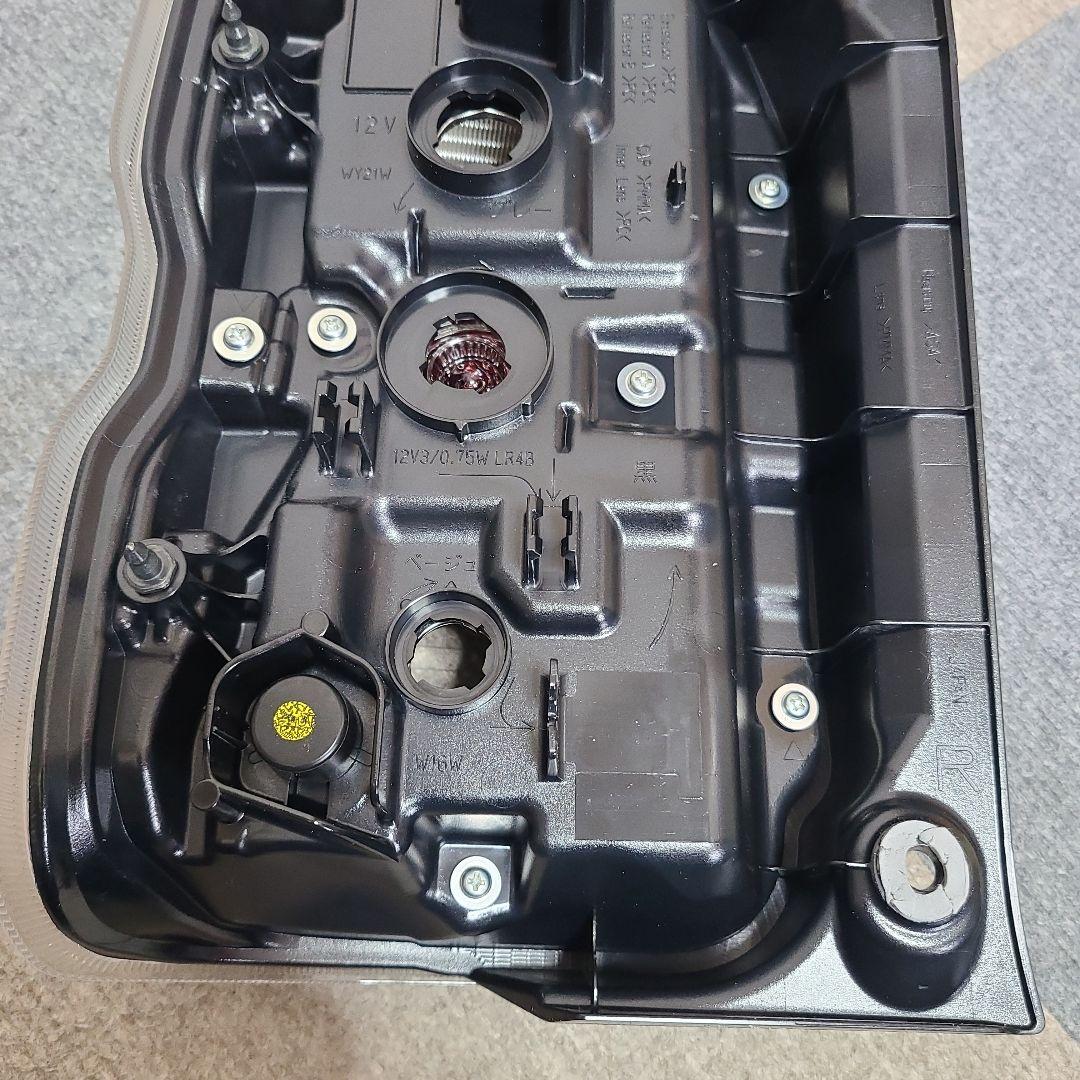 【美品】【スズキ ハスラー MR52S】テールランプ右側