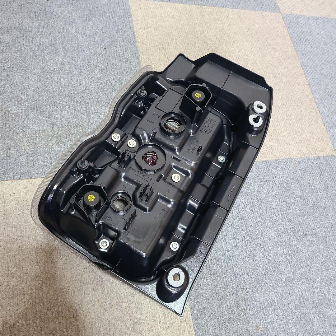 【美品】【スズキ ハスラー MR52S】テールランプ右側