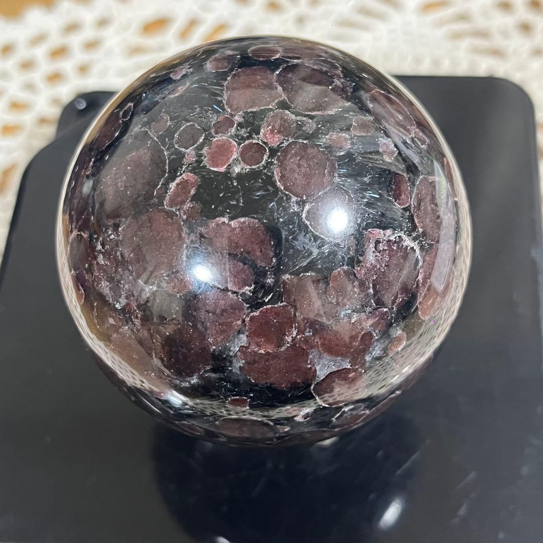 【天然石】ガーネットインヌーマイト　スフィア　丸玉　65.5㎜　台座つき