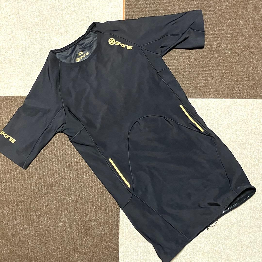 新品未使用❣️SKINS スキンズ XS サイズ コンプレッションウェア上下セット