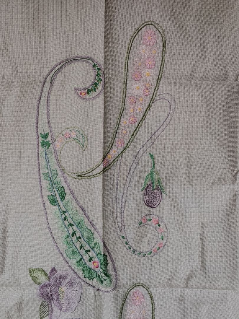 戸塚刺繍テーブルクロス 茄子の花と葉デザイン