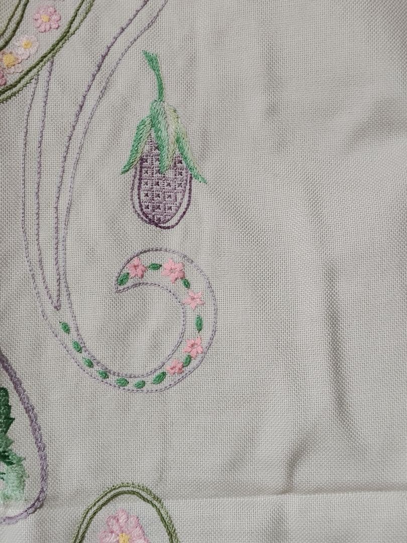 戸塚刺繍テーブルクロス 茄子の花と葉デザイン