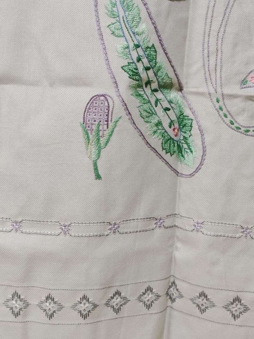 戸塚刺繍テーブルクロス 茄子の花と葉デザイン