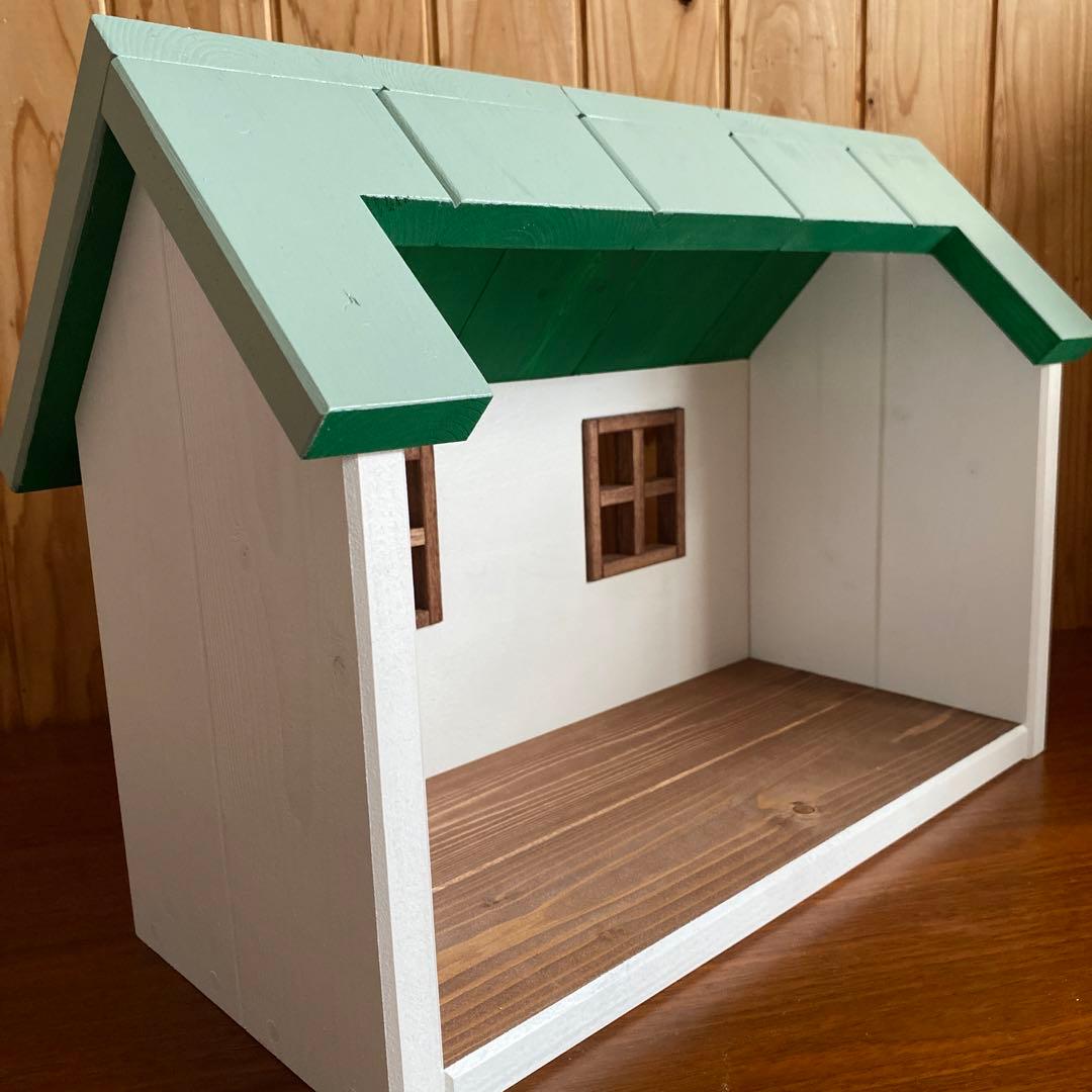 緑屋根の木製ドールハウス (暖炉＆ウッドデッキ付き) ハンドメイド　シルバニア
