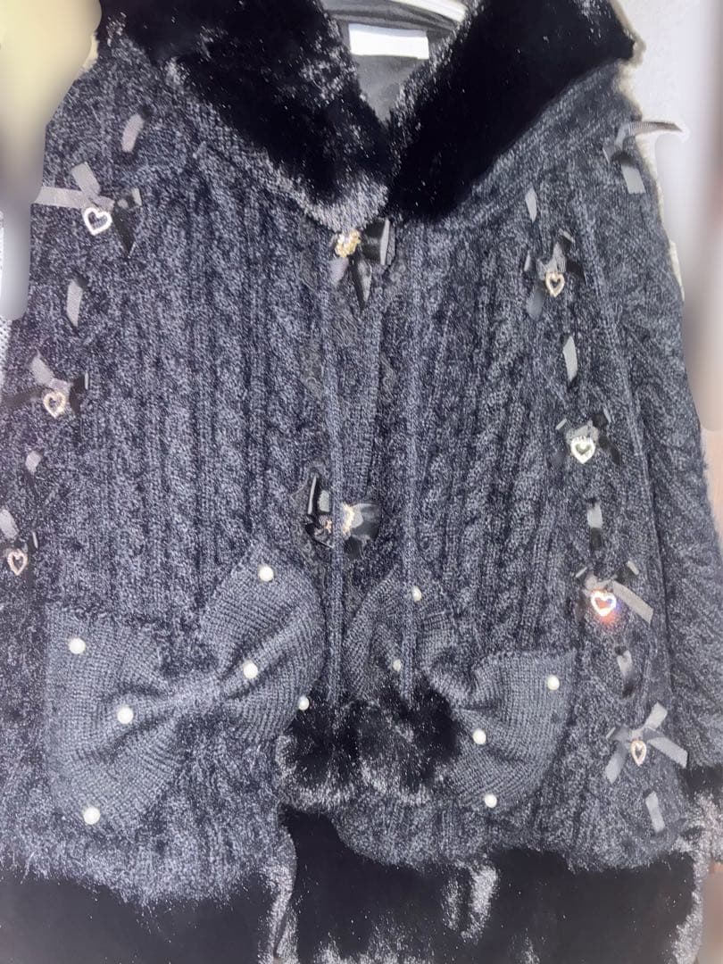 み*の様 LIZLISA リズリサポンポンリボンニットファーポンチョブラック 黒