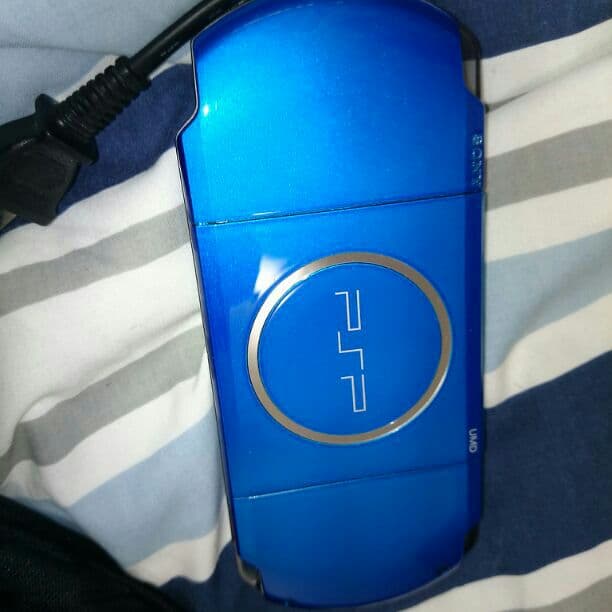 プレイステーションポータブル3000型 ケースとメモリースティックセット