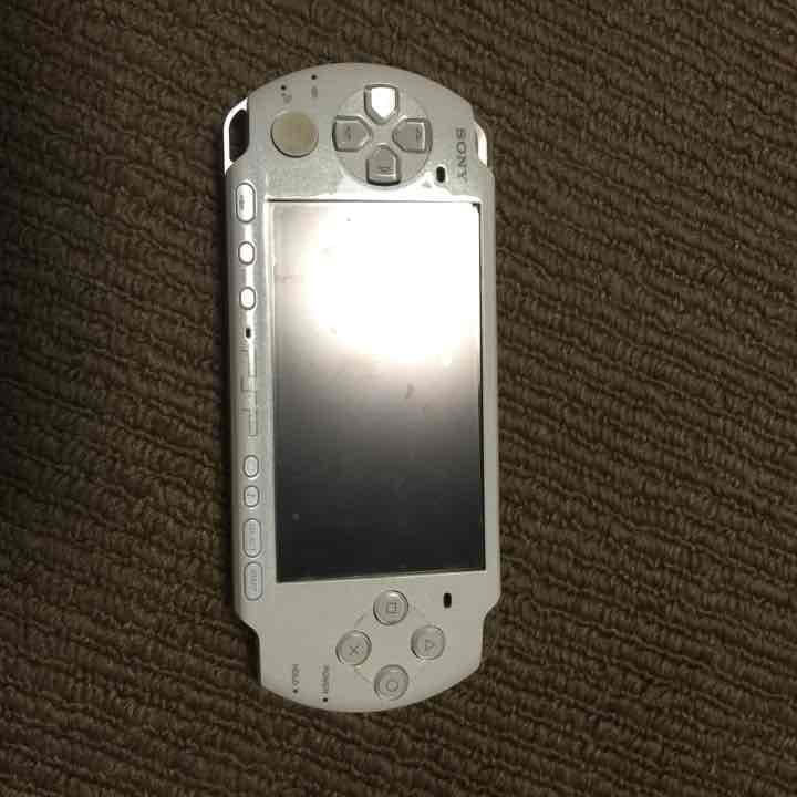 値下げしました！ PSPホワイト本体・ソフト3点付属  本体収納ケース付属