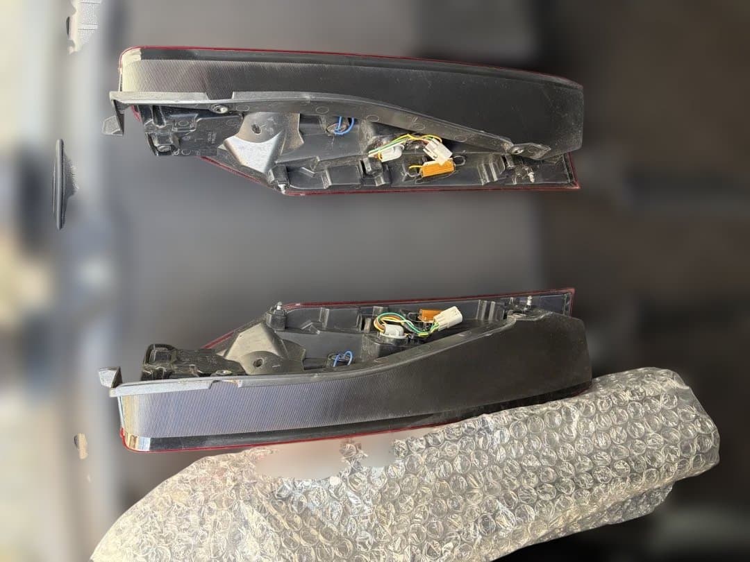 トヨタ　80系ノア、ヴォクシー、エスクァイア用ダズフェローズ製　テールランプ