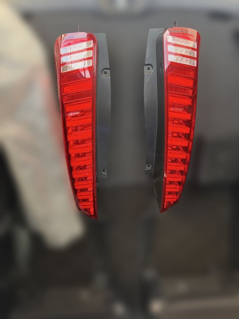 トヨタ　80系ノア、ヴォクシー、エスクァイア用ダズフェローズ製　テールランプ