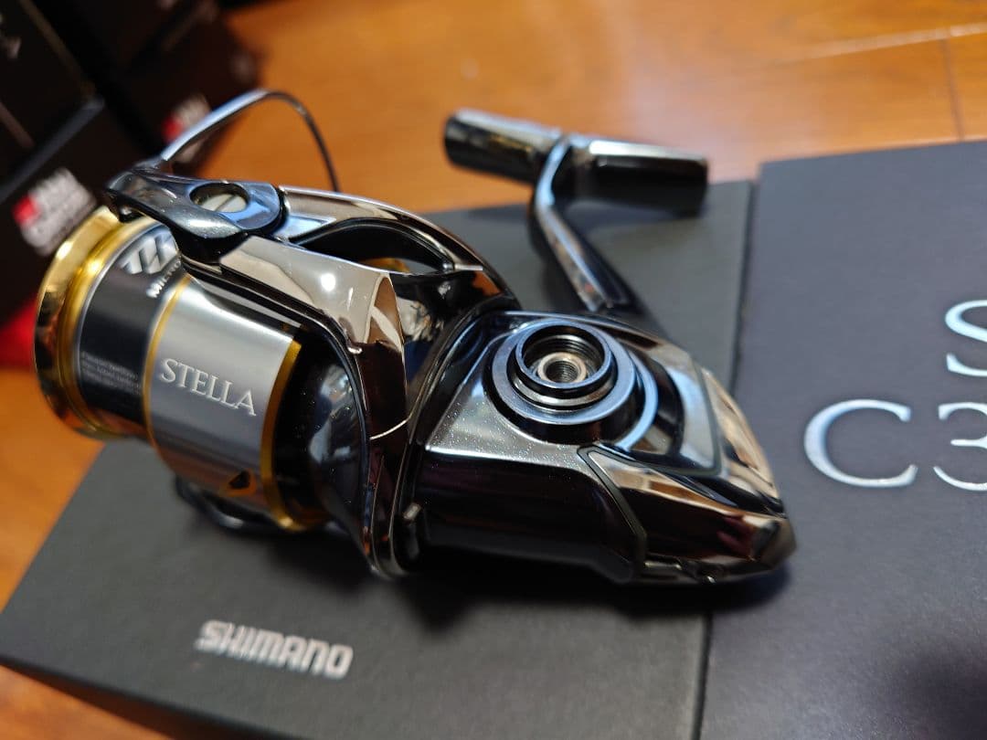 14ステラC3000SDH リールフットの塗装にキズあり写真の白◯を確認下さい