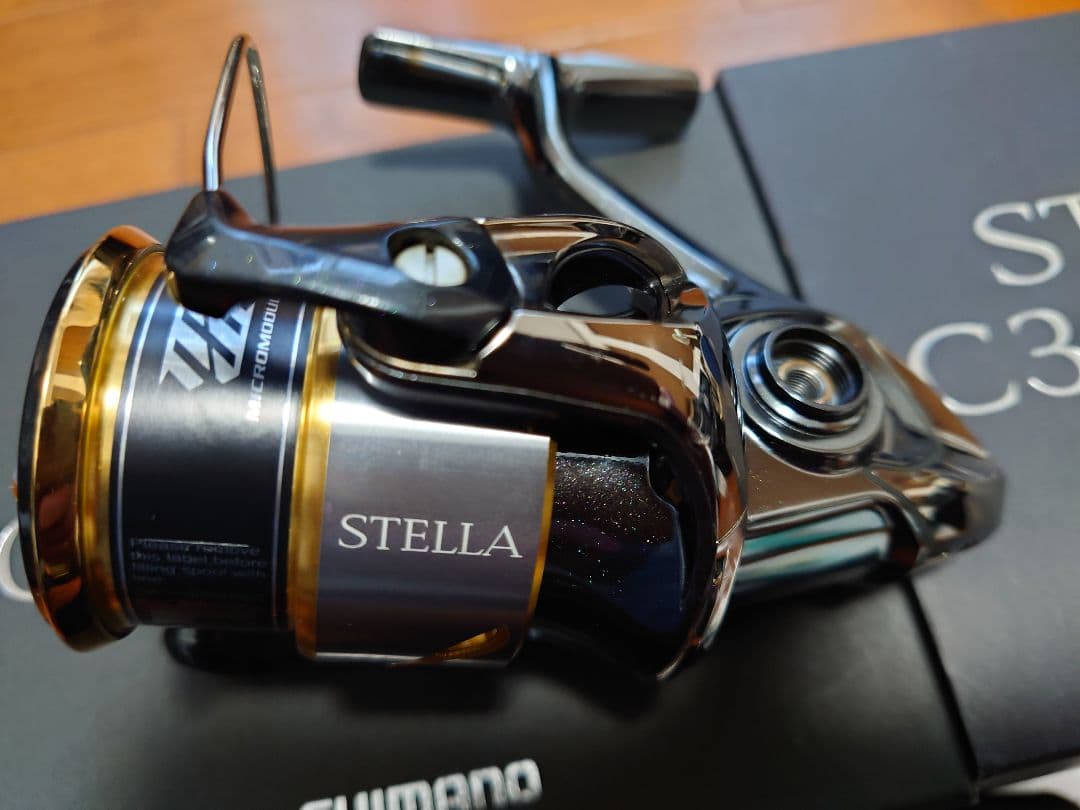 14ステラC3000SDH リールフットの塗装にキズあり写真の白◯を確認下さい