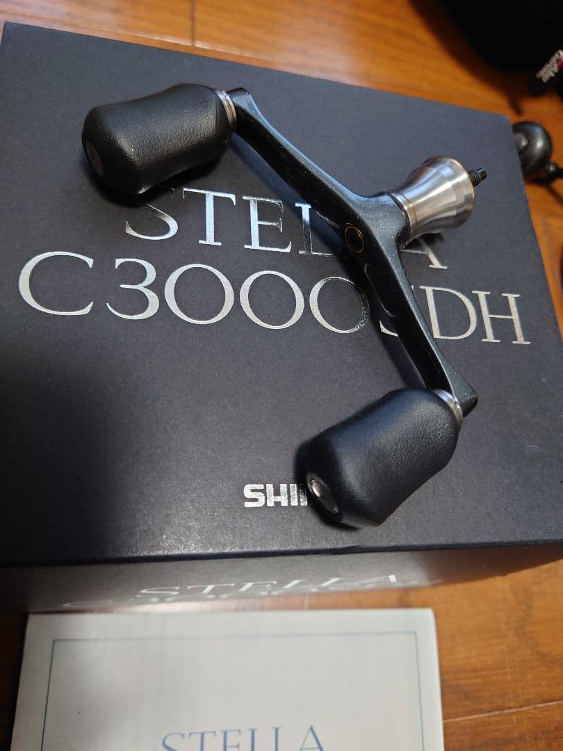 14ステラC3000SDH リールフットの塗装にキズあり写真の白◯を確認下さい