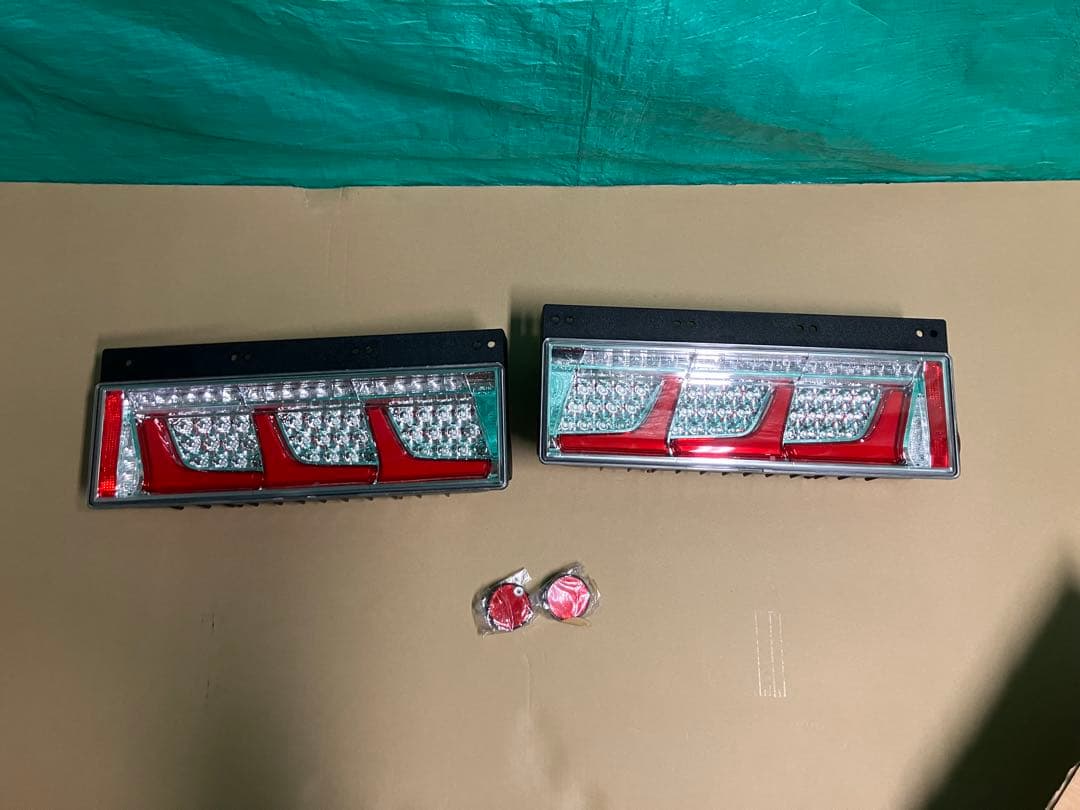 コイト小糸 KOITO 3連LEDテールランプ