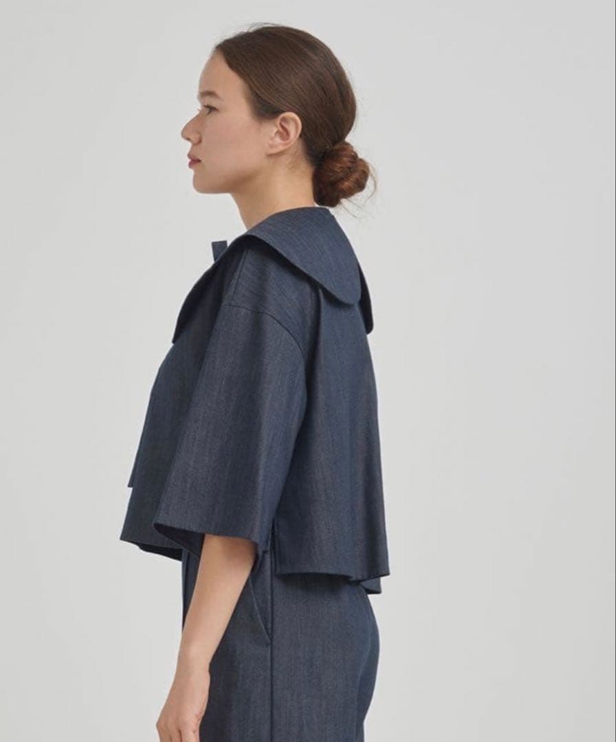 未使用に近い　yori デニム風ビッグカラーショートブラウス　セーラーカラー