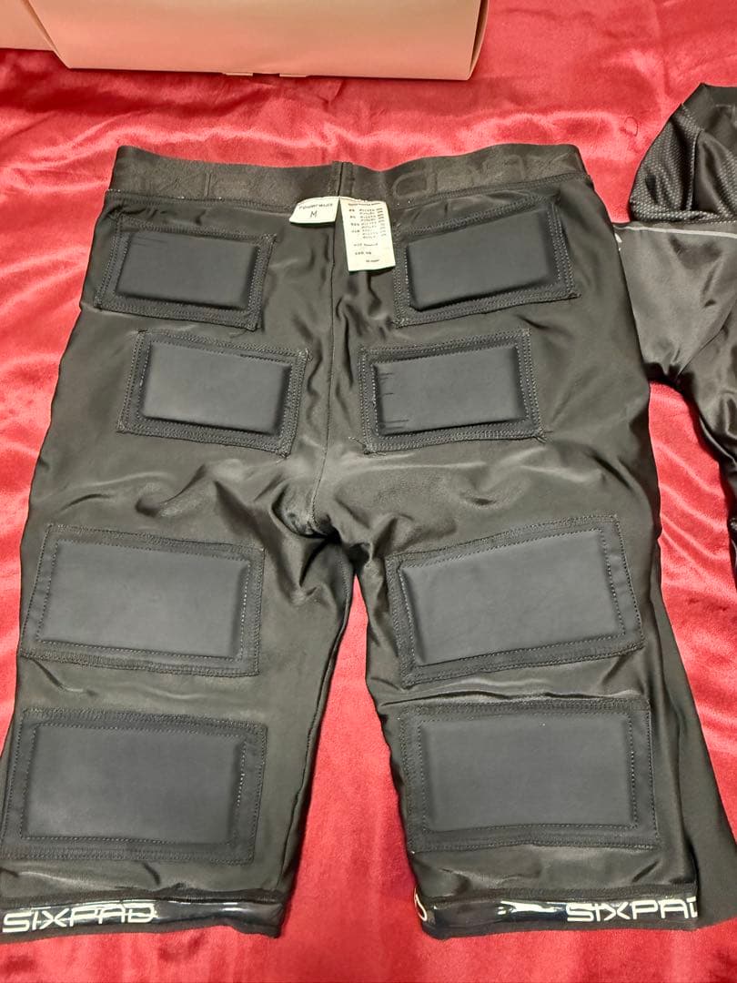 SIXPAD トレーニングシャツ＆パンツセット S/M綺麗な状態です！レディース