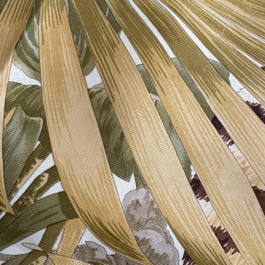 イタリア製　サルヴァトーレ フェラガモ　シルク　スカーフ　虎　タイガー　花柄