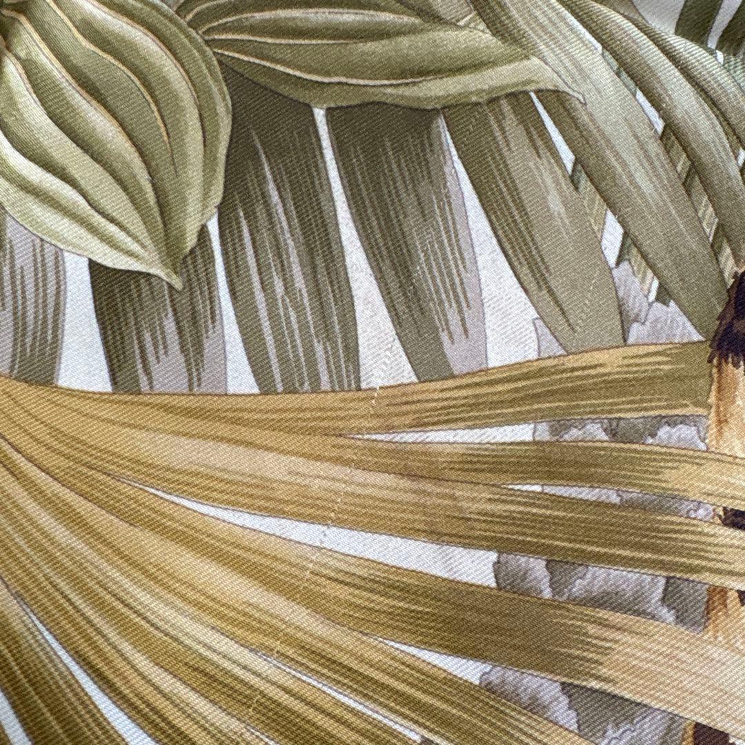 イタリア製　サルヴァトーレ フェラガモ　シルク　スカーフ　虎　タイガー　花柄