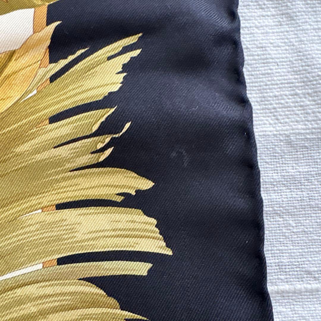 イタリア製　サルヴァトーレ フェラガモ　シルク　スカーフ　虎　タイガー　花柄