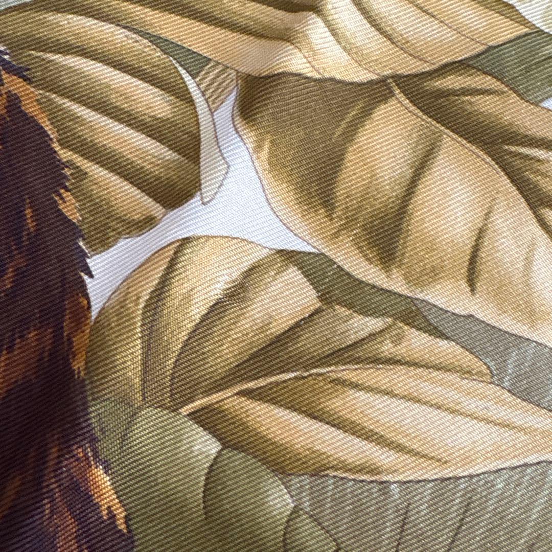 イタリア製　サルヴァトーレ フェラガモ　シルク　スカーフ　虎　タイガー　花柄