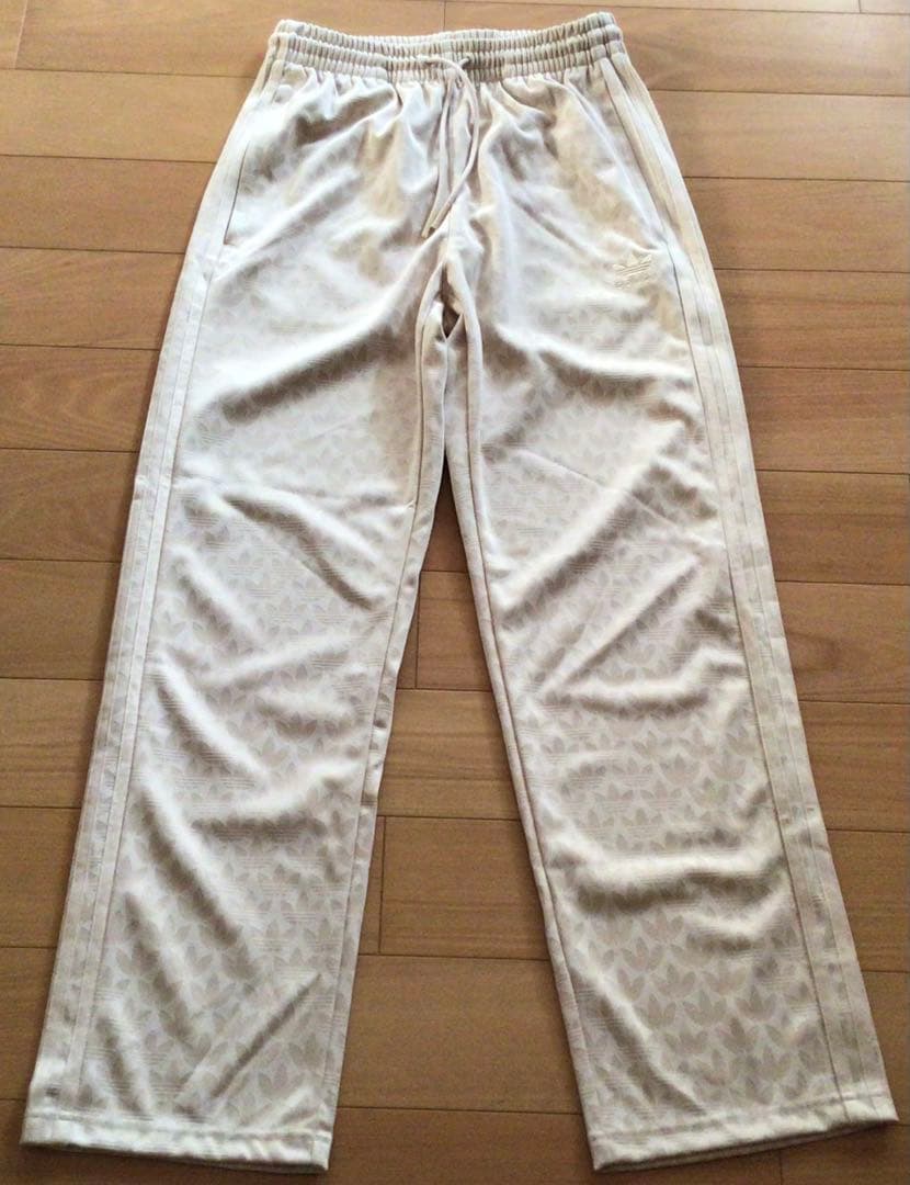 adidasアディダスオリジナルス　総柄ベージュジャージパンツ