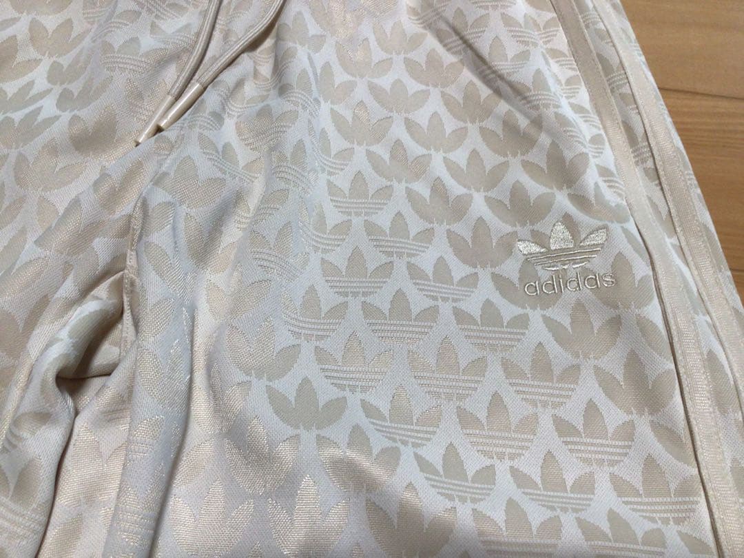 adidasアディダスオリジナルス　総柄ベージュジャージパンツ