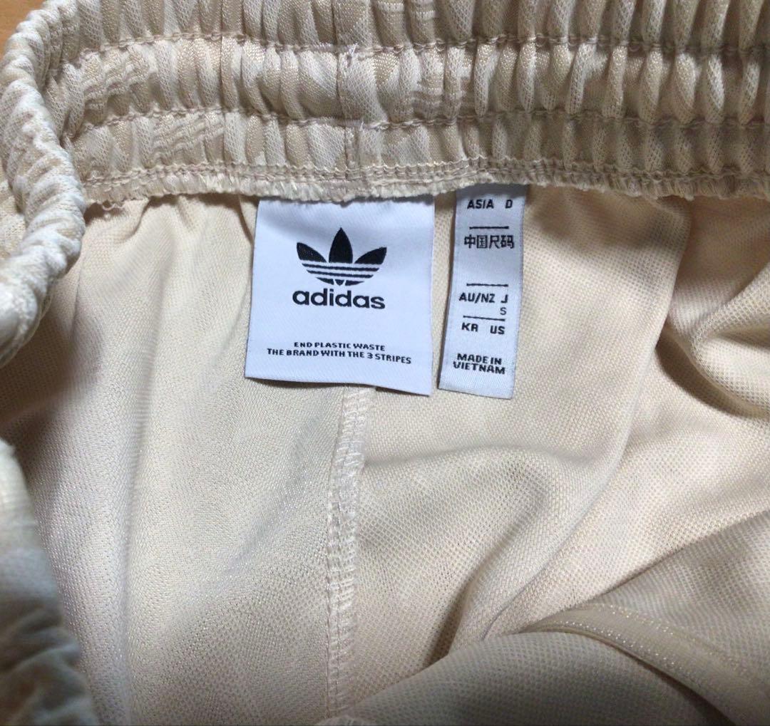 adidasアディダスオリジナルス　総柄ベージュジャージパンツ