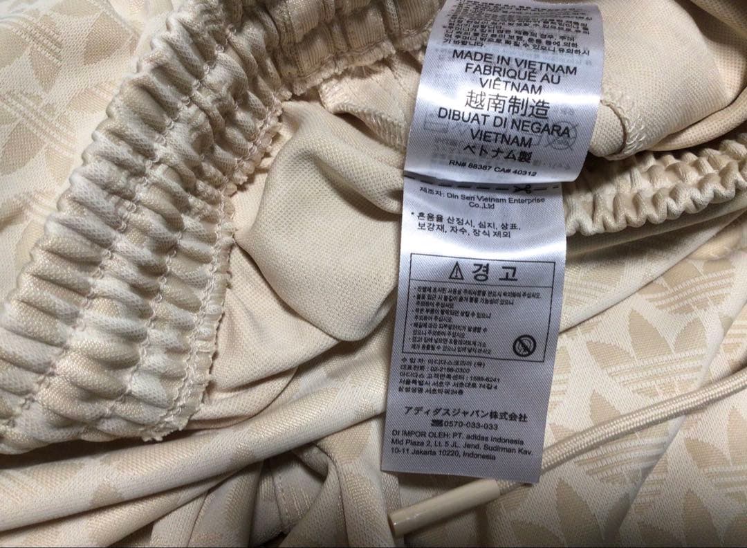 adidasアディダスオリジナルス　総柄ベージュジャージパンツ