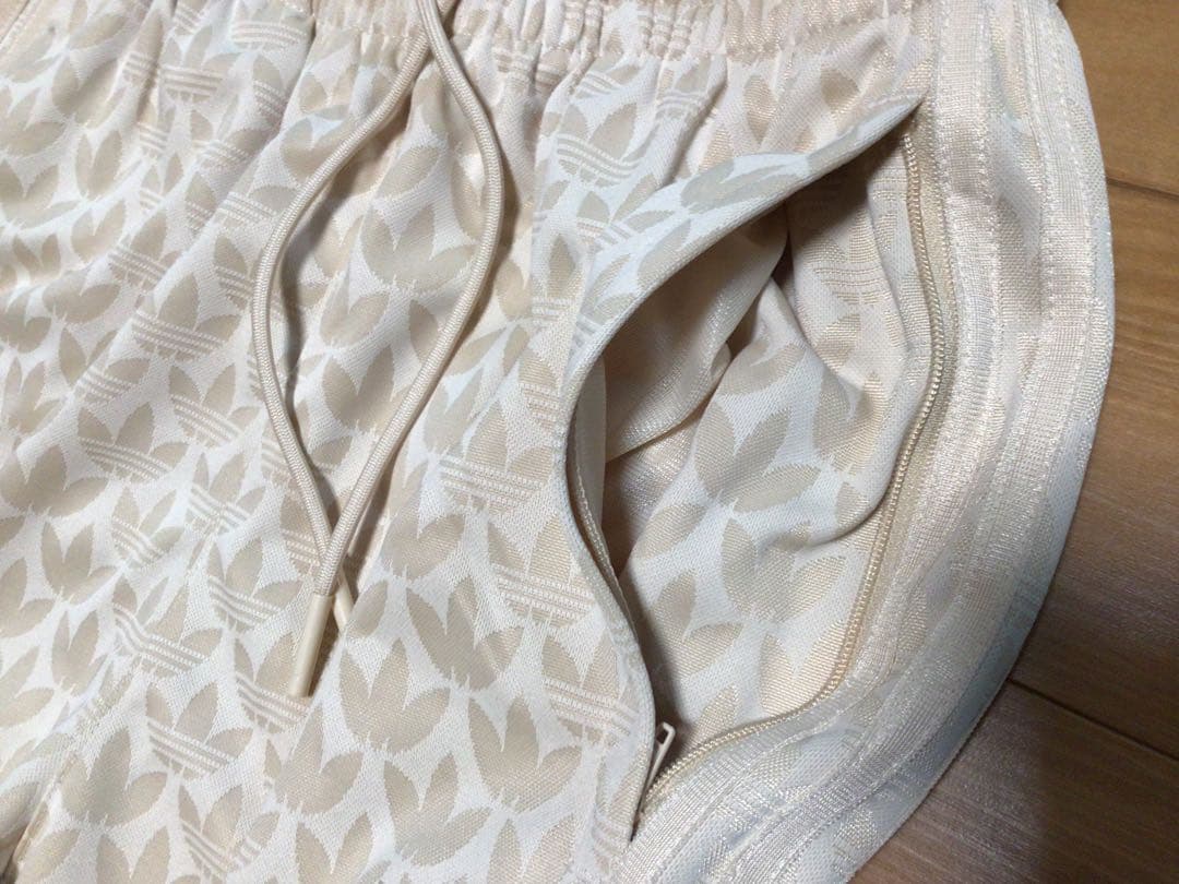 adidasアディダスオリジナルス　総柄ベージュジャージパンツ