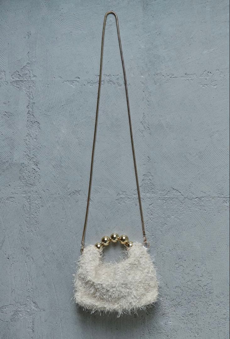 ファー素材のベージュハンドバッグ