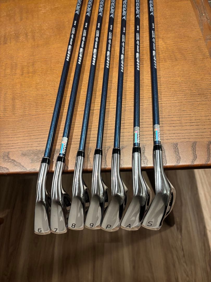 ゼクシオ１４＋アイアン　セット　カーボンシャフトＳ　７本