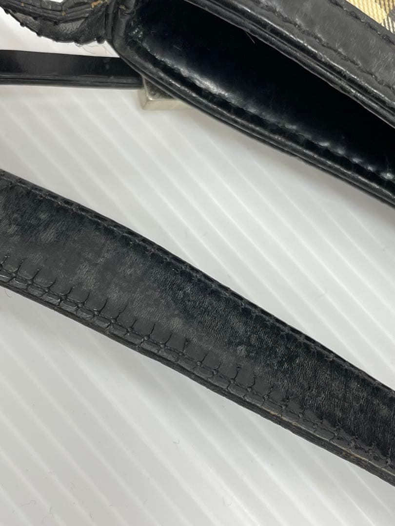 knmen169-0657 バーバリー　ハンドバッグ