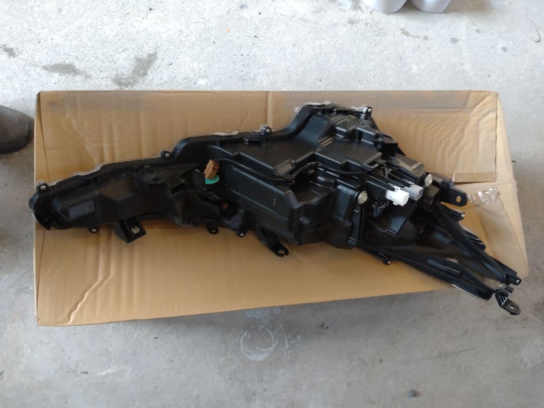 カローラツーリング左側ヘッドライト