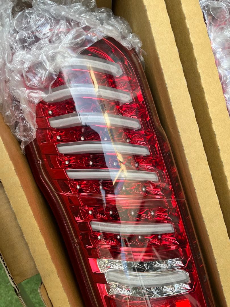 Valenti テールランプ　nv350キャラバン