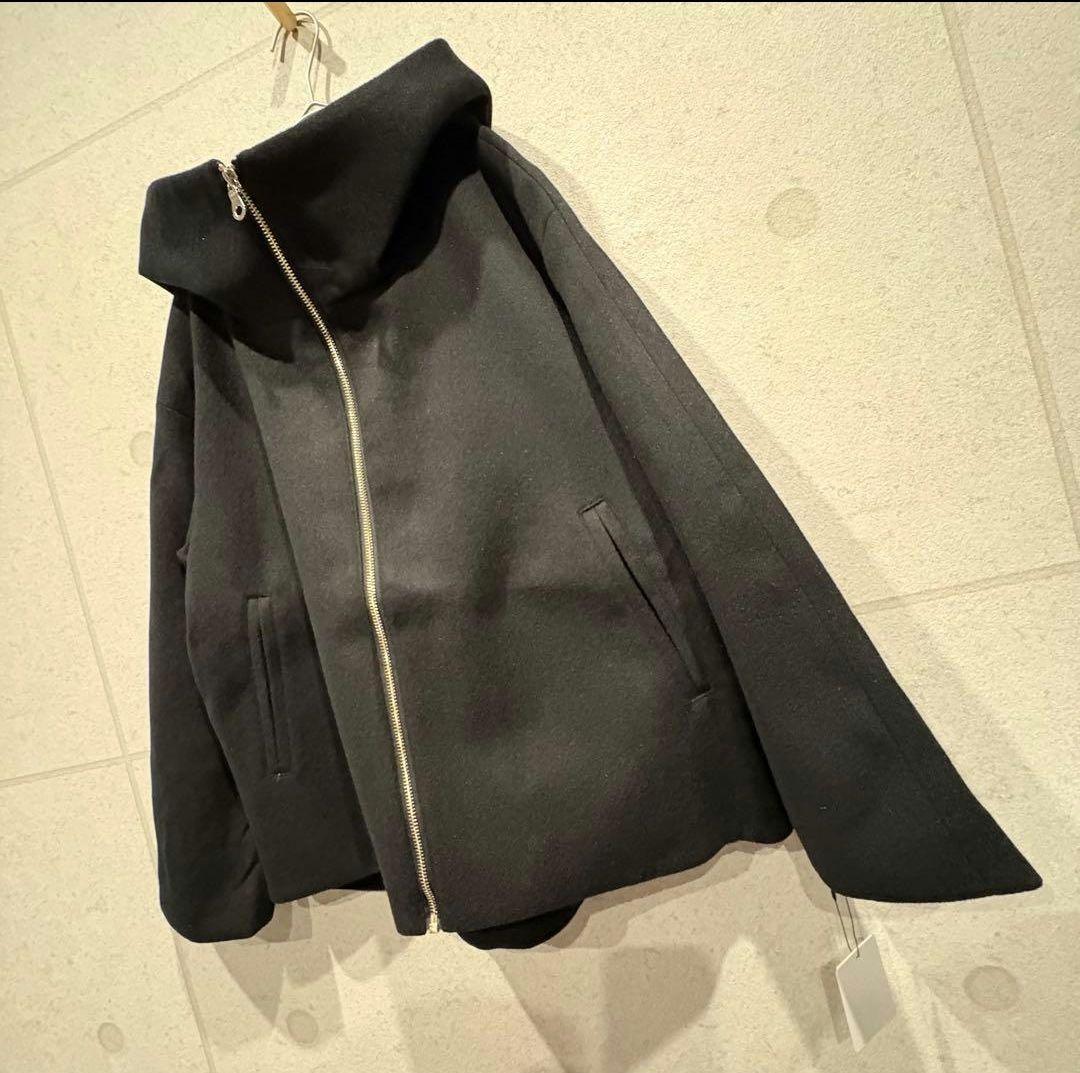 みん　新品タグ付き✨ MEDOC フード付きジップアップハーフコート 黒