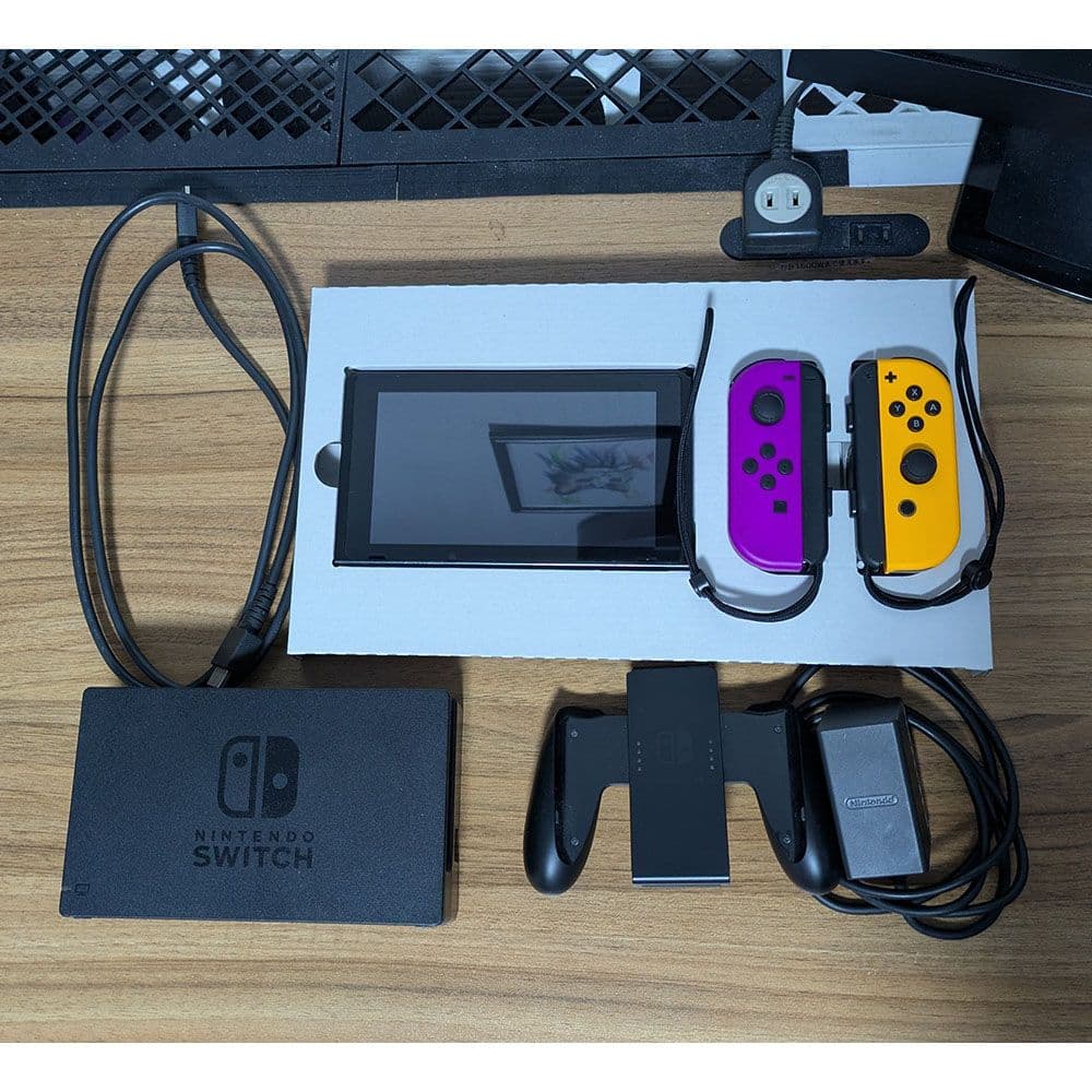 Nintendo Switch 本体 + 周辺機器　(未使用JOYCON)