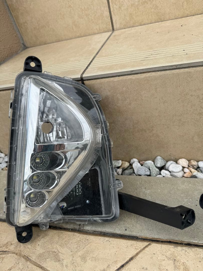 50プリウス前期　社外フォグランプユニット（H11規格）