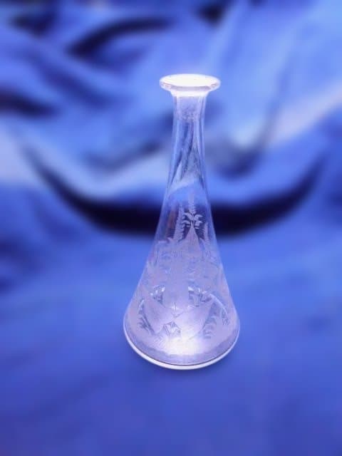 ヴィンテージ　彫りの綺麗なフラスコ型のガラスの一輪挿しです。水鳥がとても美しい