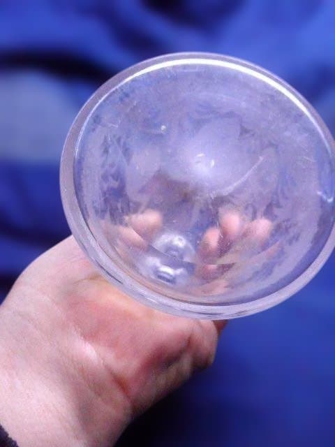 ヴィンテージ　彫りの綺麗なフラスコ型のガラスの一輪挿しです。水鳥がとても美しい