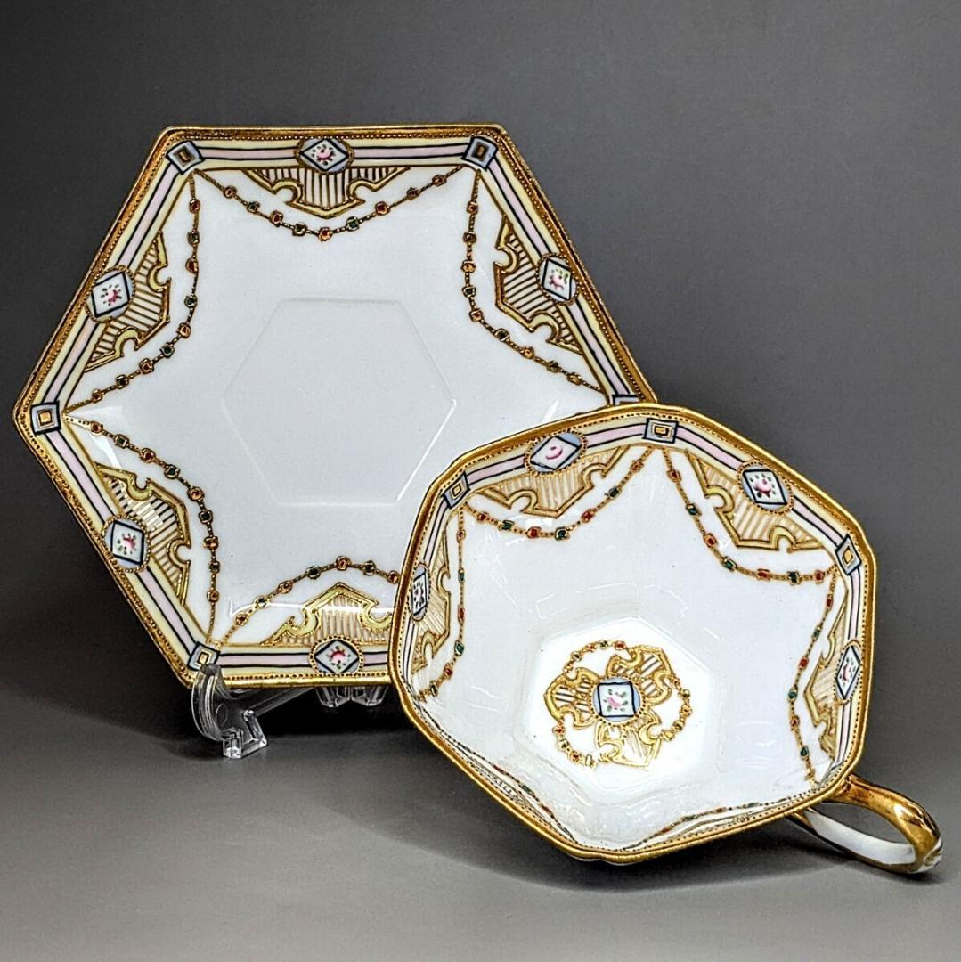 オールドノリタケ・金盛上陽刻薔薇柄　ガーランド装飾　ヘキサゴン　カップ＆ソーサー