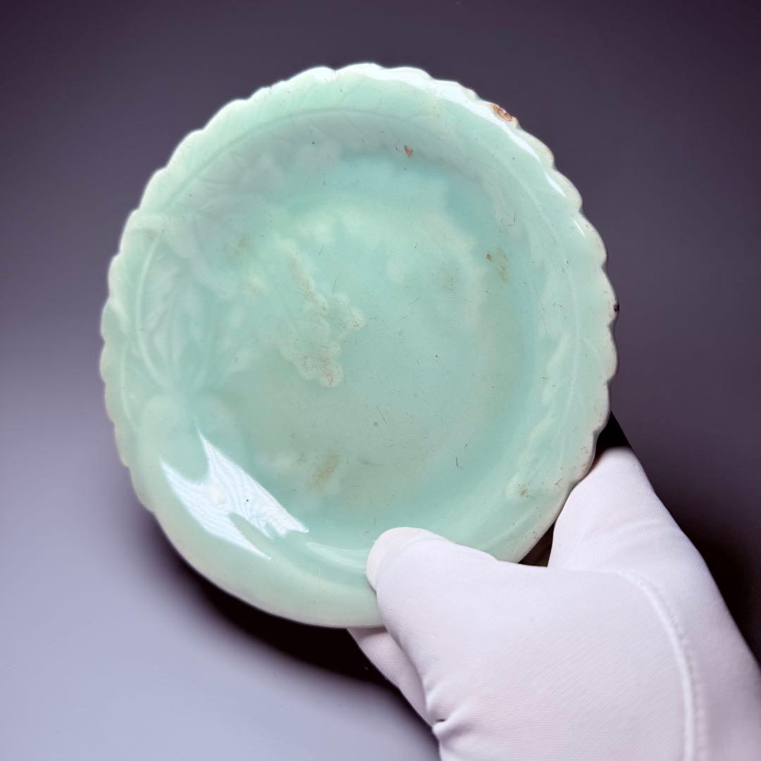 古伊万里 鍋島青磁 後期鍋島 大根 陽刻文 五寸皿 1750年代前後　図録