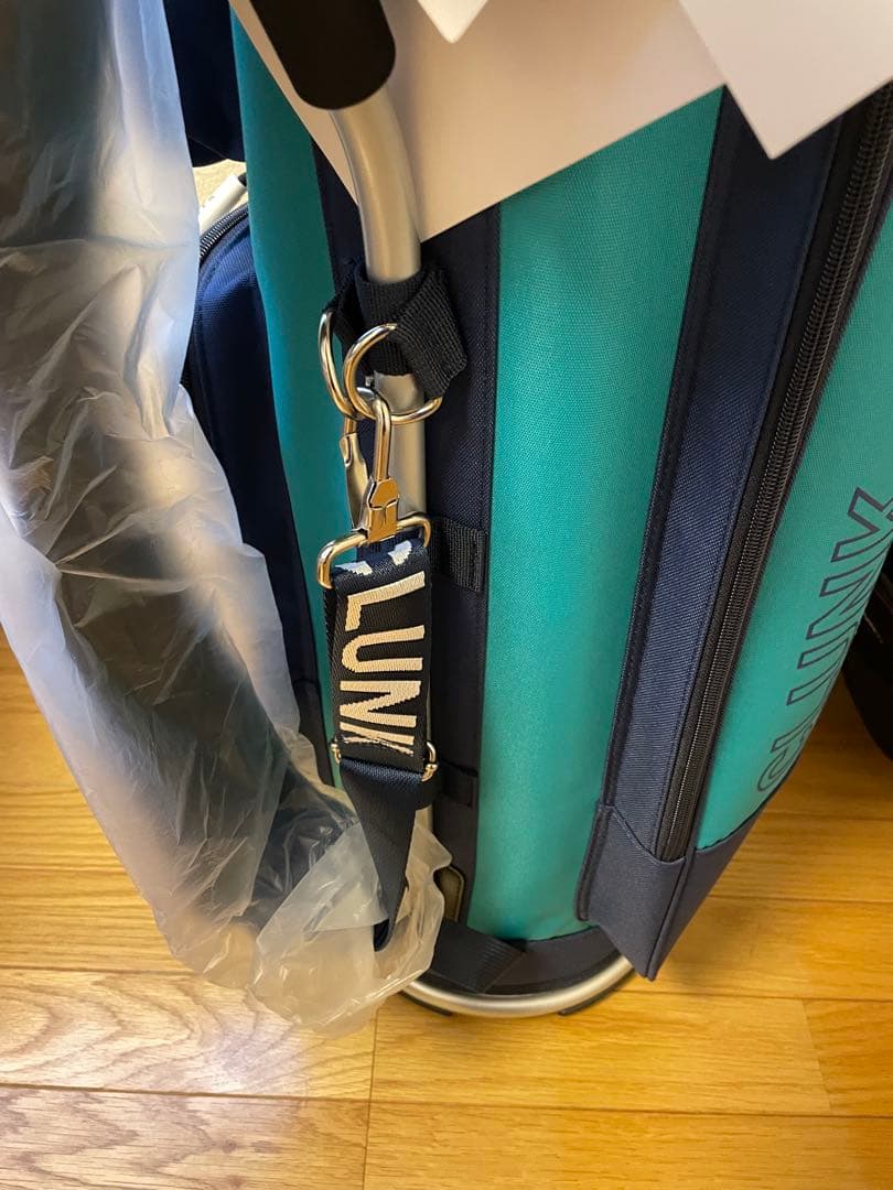 CLUNK 07 ゴルフバッグ・キャディバッグ　おまけのアイアンカバー付き