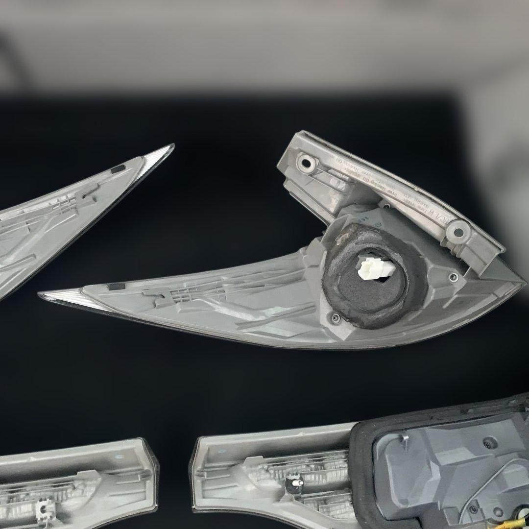 トヨタ　エスティマ　中期　ハイブリッド　AHR20 純正リアテールランプ　中古品