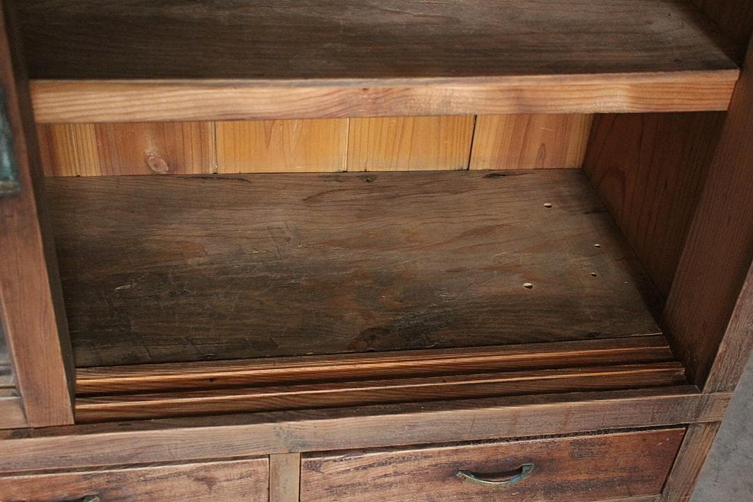 古く味のあるガラス戸棚×木製引き出し5杯